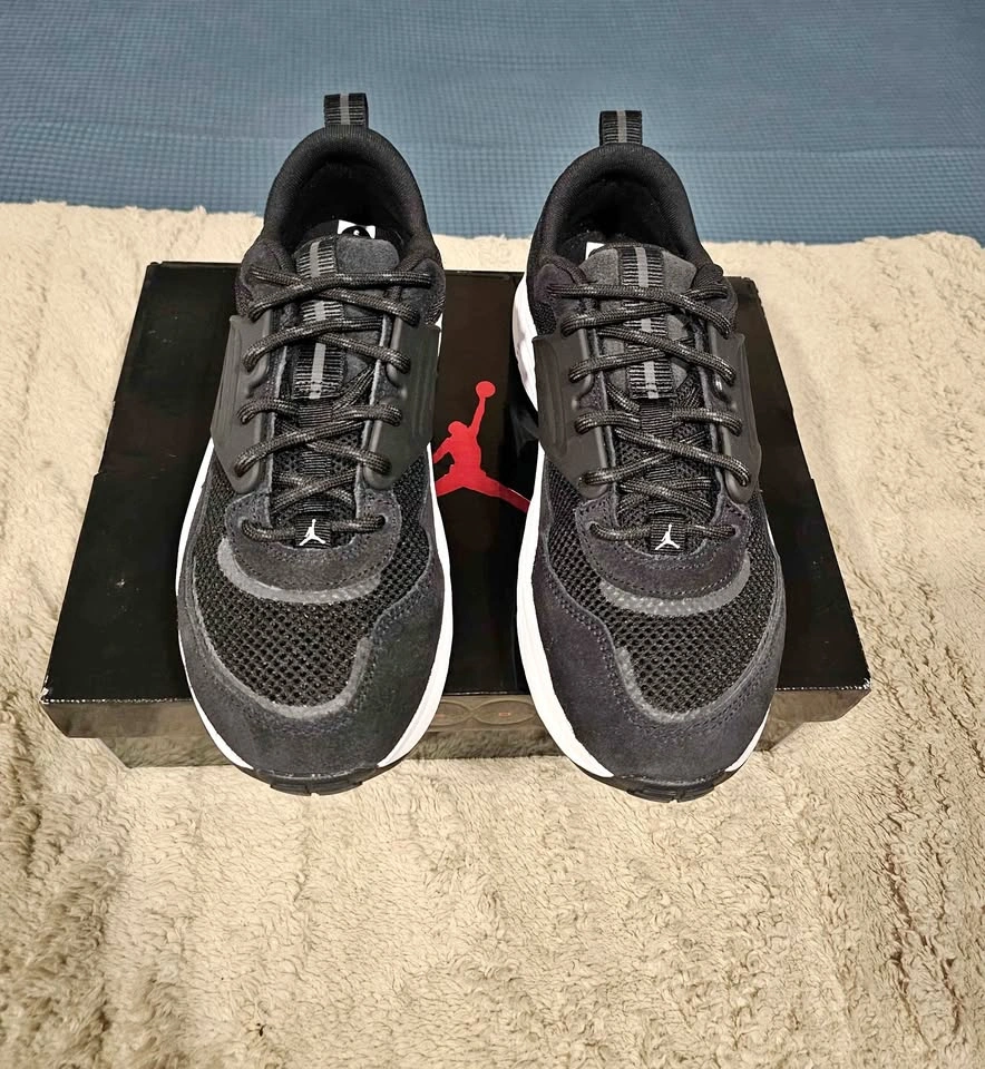 Jordan Trunner O/S in a clean Black/White colorway (Size 9 Men)