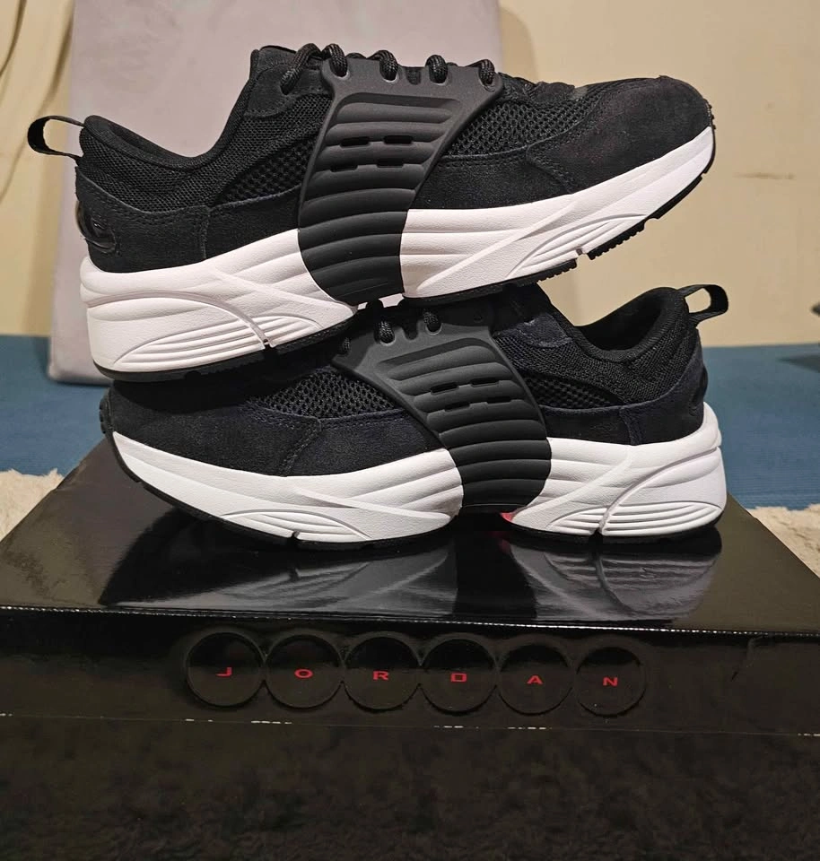 Jordan Trunner O/S in a clean Black/White colorway (Size 9 Men) - photo 2