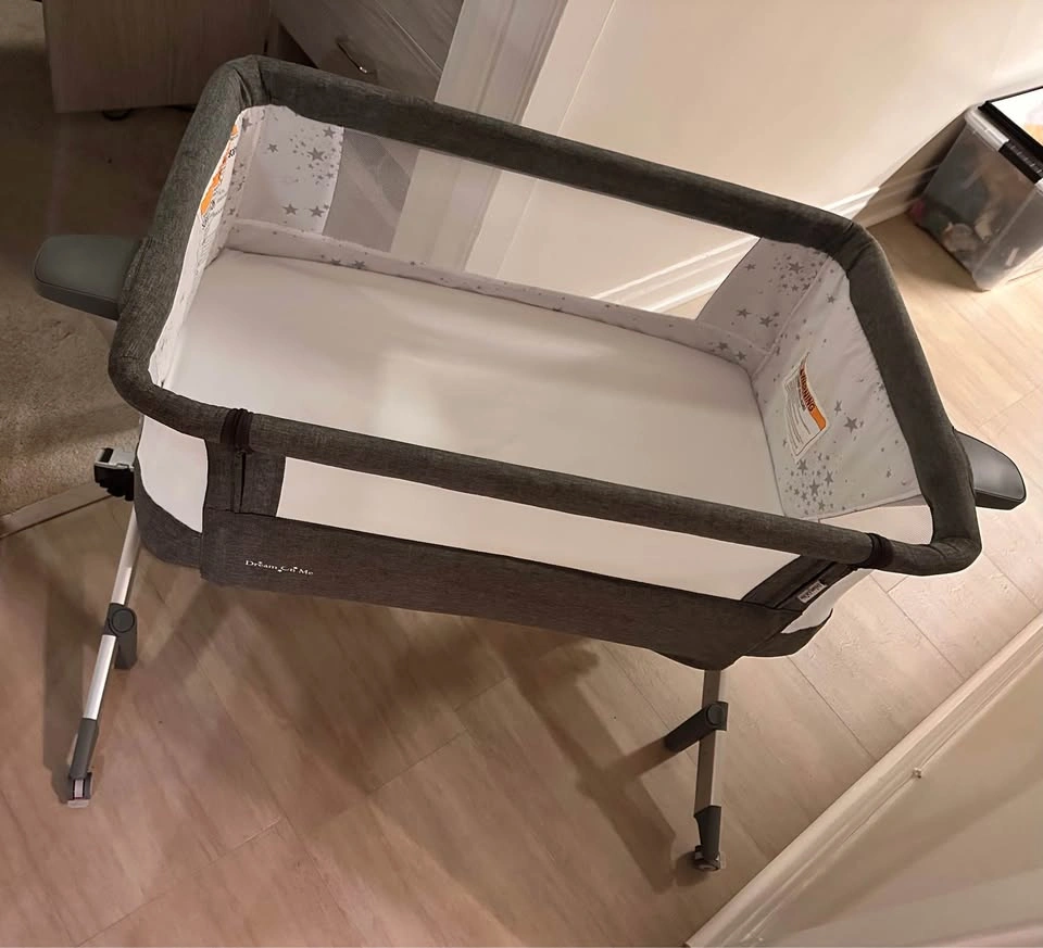 Bassinet with Adjustable heights, Mesh sides, Wheels with safety - photo 2