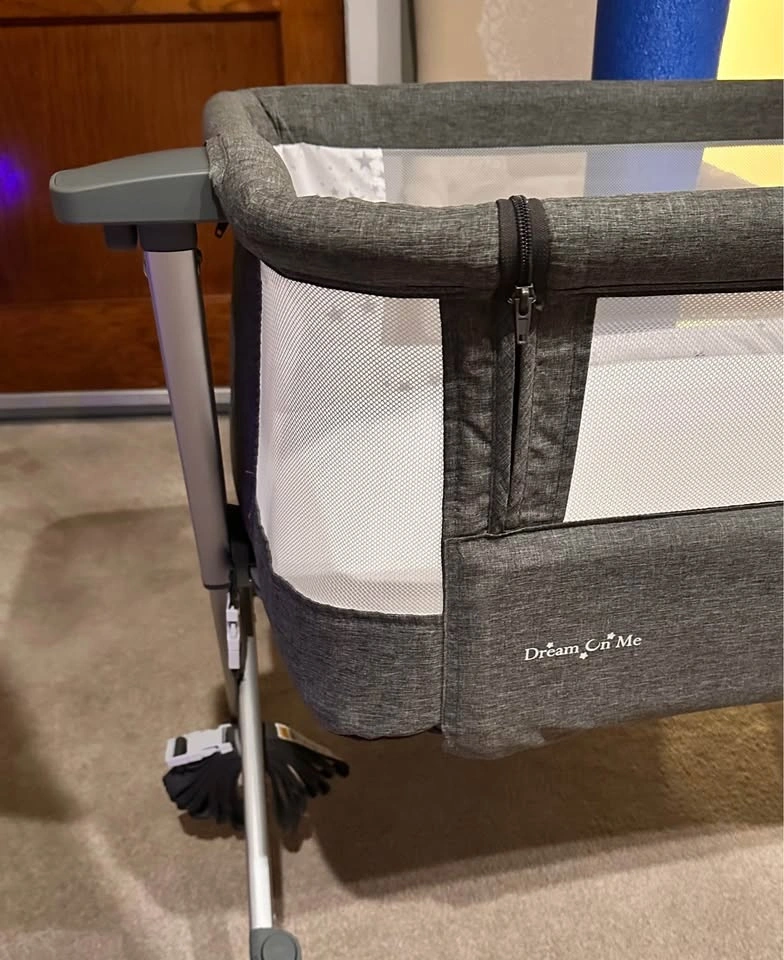 Bassinet with Adjustable heights, Mesh sides, Wheels with safety - photo 4