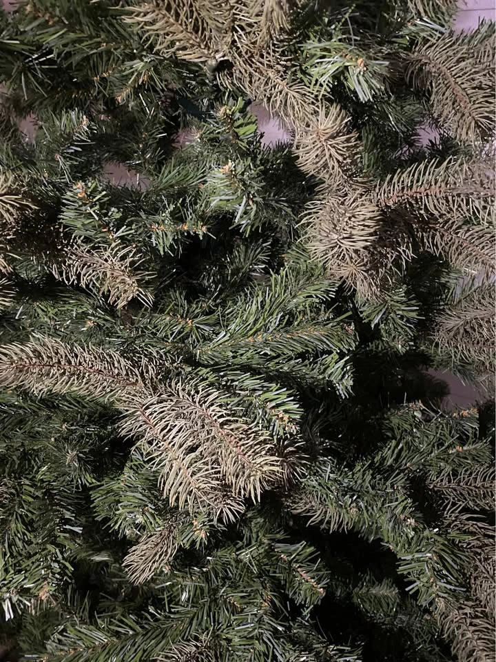 7 ft Christmas tree + storage bag with wheels - photo 3