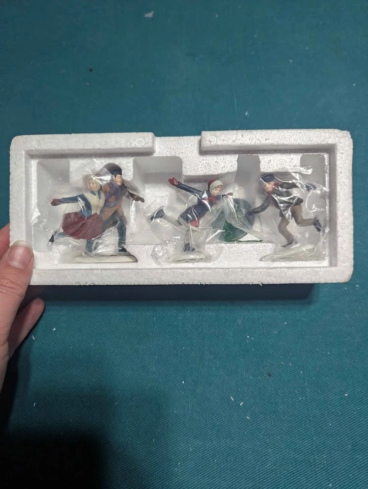 Department 56 - The Heritage Village - Skating Party - photo 3