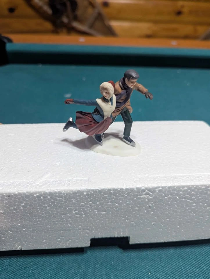 Department 56 - The Heritage Village - Skating Party - photo 4