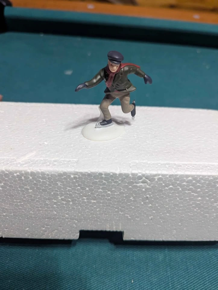 Department 56 - The Heritage Village - Skating Party - photo 5