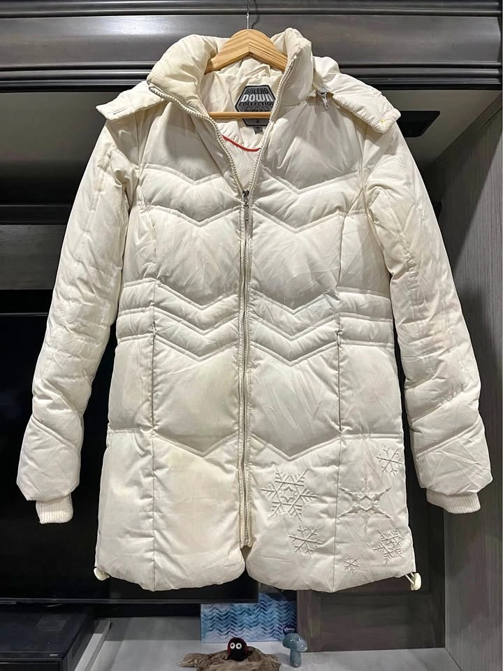 Hooded white down jacket