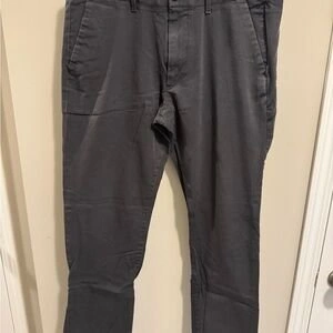 GAP Men’s Size 32/32 Black Cargo Pants with Modern Design