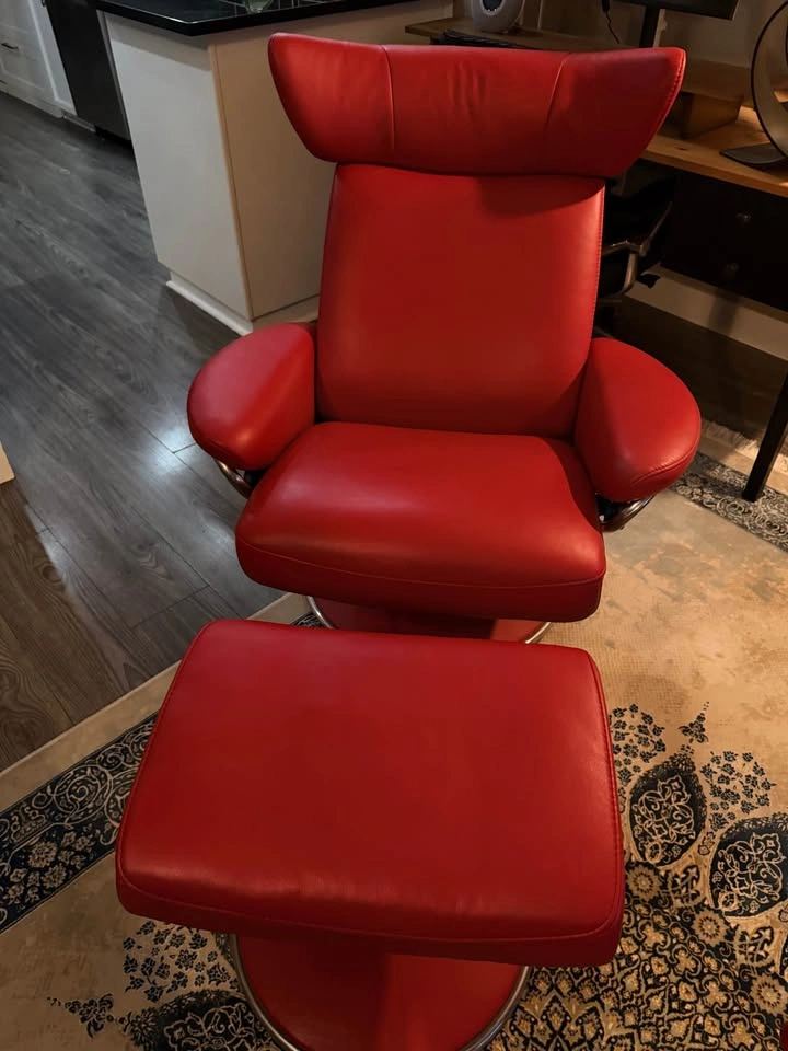 His & Hers Mint Vintage Stressless Jazz Recliners with Ottomans - photo 2