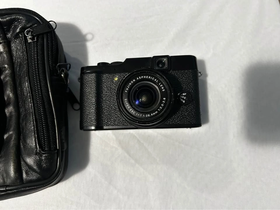 Fujifilm X10 Digital Camera + Leather Case (Tested & Working) - photo 3