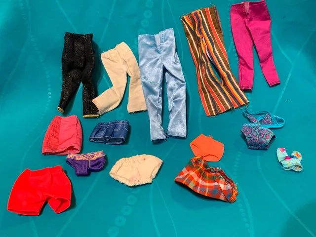 Vintage Barbie case and multigenerational lot image indicator(5)