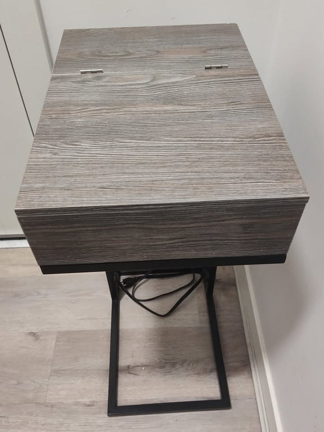 Flip Top End Table with Charging Station