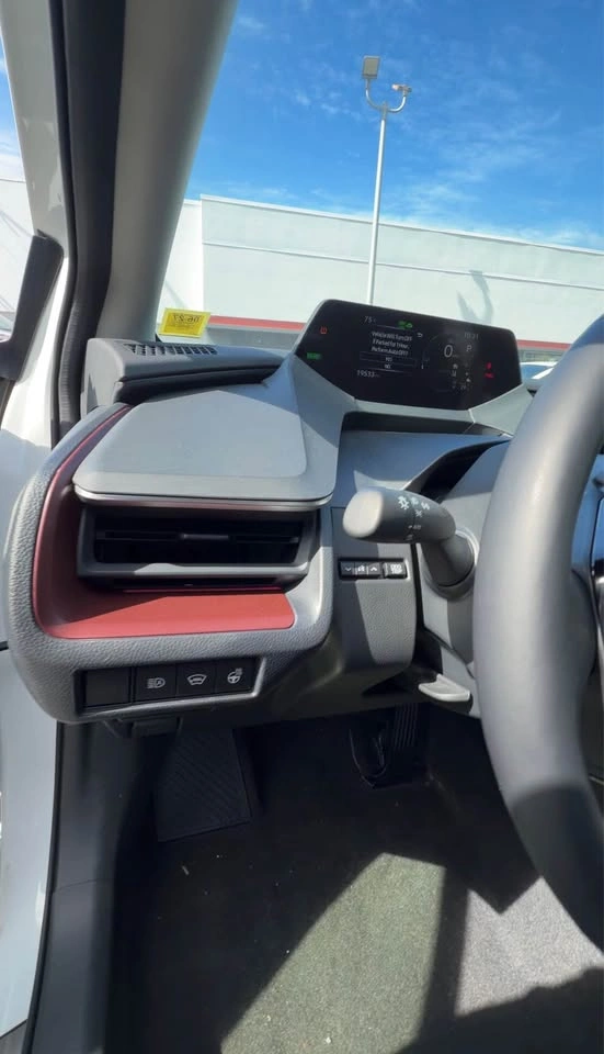 2025 Toyota Prius Plug-in Hybrid · XSE - photo 3