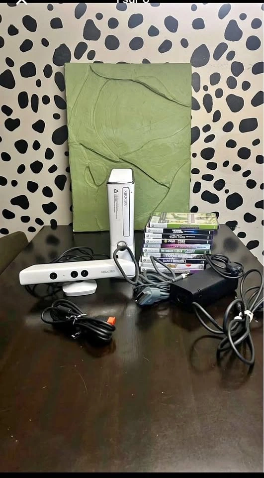Xbox 360 S White 4GB + Kinect + 2 Controllers + 10 Games