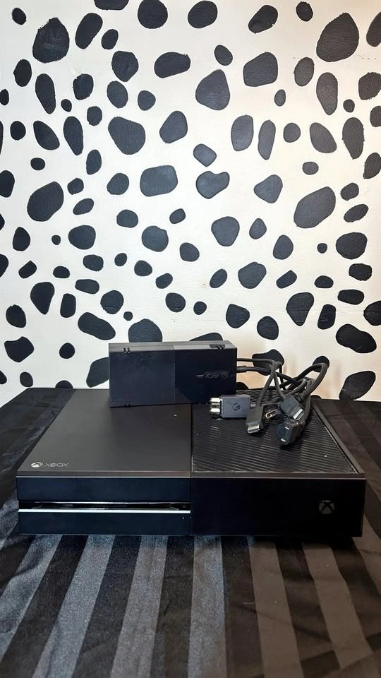 Xbox One 1TB + New Wireless Controller – Fully Tested + Cables