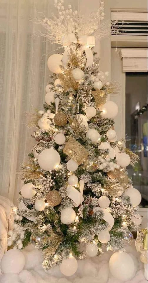 Christmas Tree and Outdoor Holiday Decorating Services - photo 2