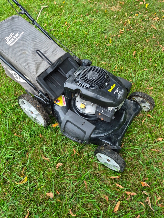 GAS 6.75 HP lawn mower 21'' cut poulan pro kohler XT