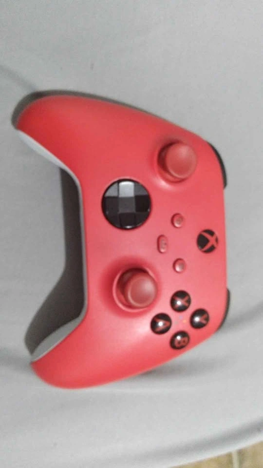 Red and white Xbox controller - photo 2
