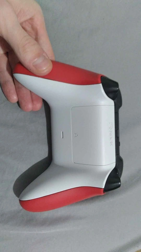 Red and white Xbox controller - photo 3