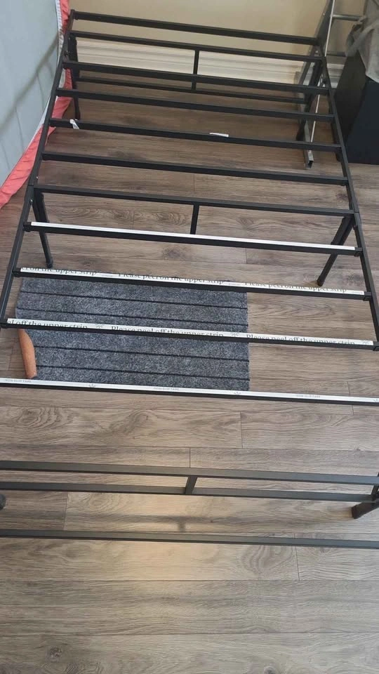 Twin mattress and bed frame - photo 4