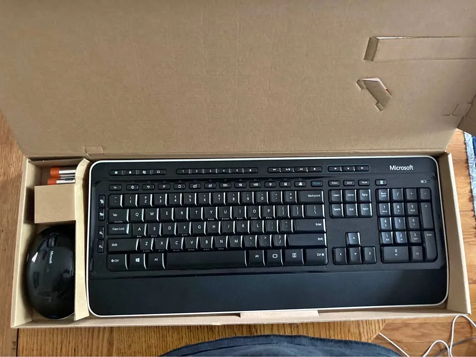 Microsoft Wireless 3050 Keyboard and Mouse - Portage Park thumbnail