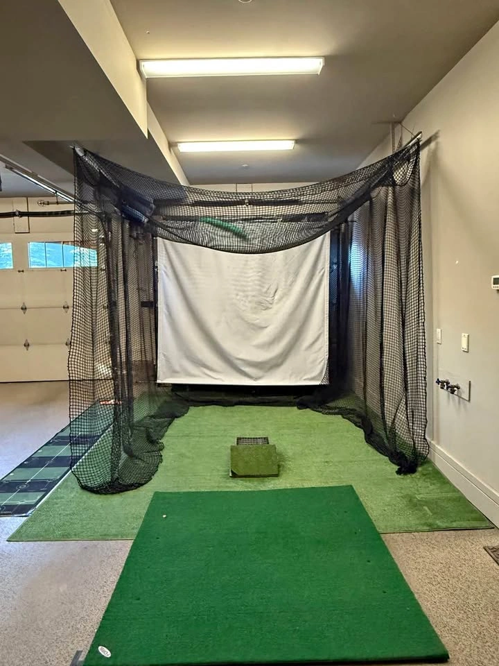 Complete Golf Simulator – FlightScope Mevo+ / Projector / Screen