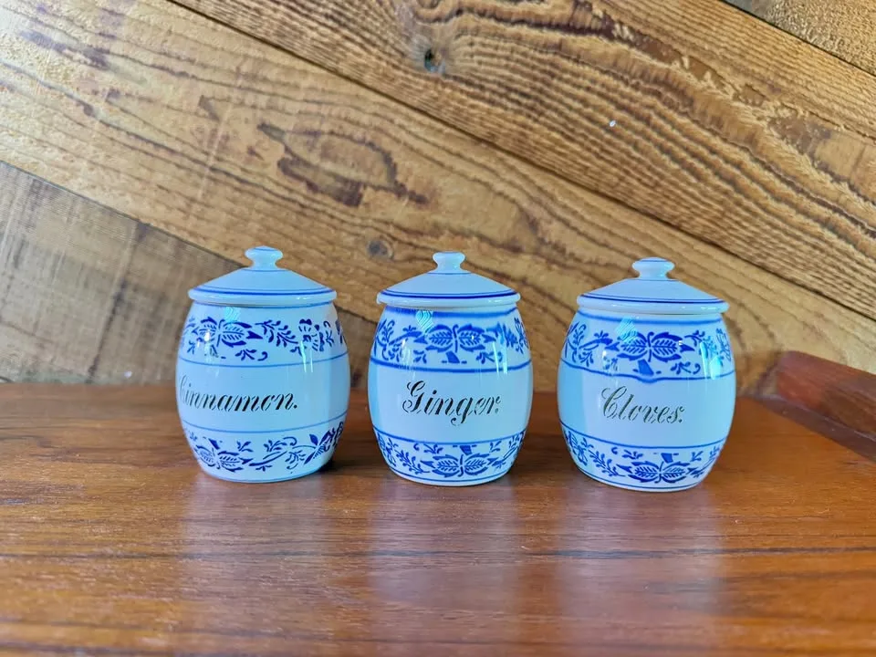 🧡 Vintage Spice Jars with Lids thumbnail