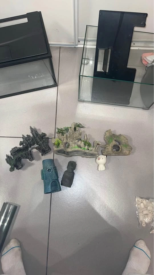 Artificial plants and rocks for aquarium
