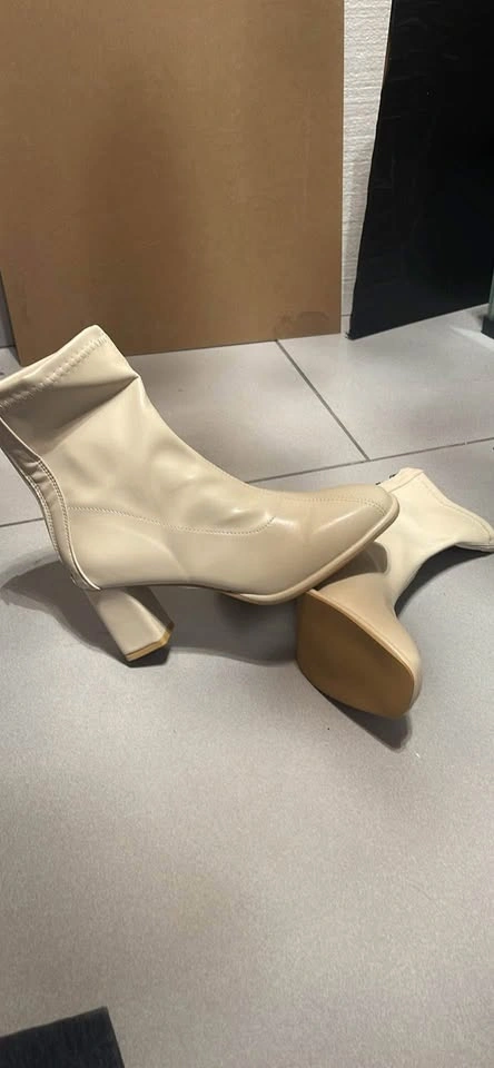 Size 8 beige boots
