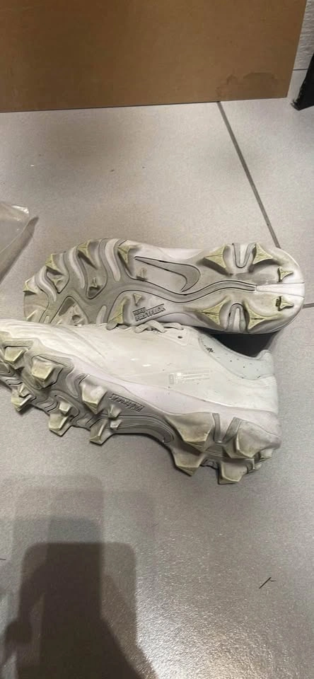 Nike cleats size 8.5 - photo 2