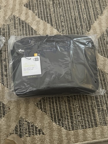 Case Logic Slim Laptop & iPad Case - Brand New