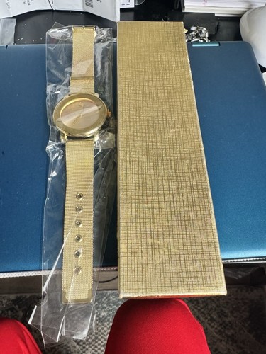 UNISEX QUARTZ WRISTWATCH IN AN ALL GOLD DIAL