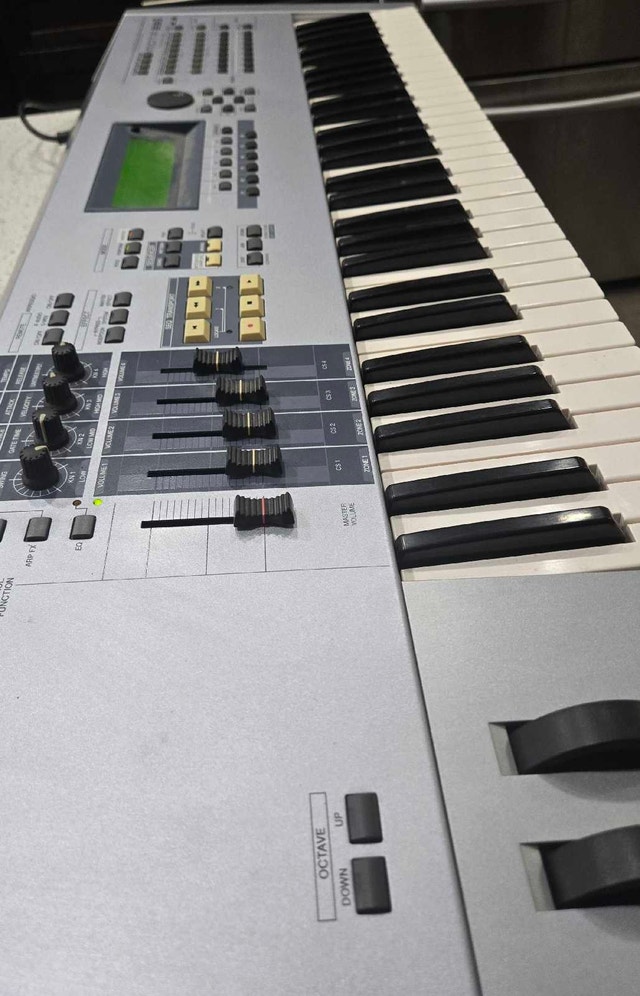 Yamaha Motif ES 6 61 key synthesizer - photo 3