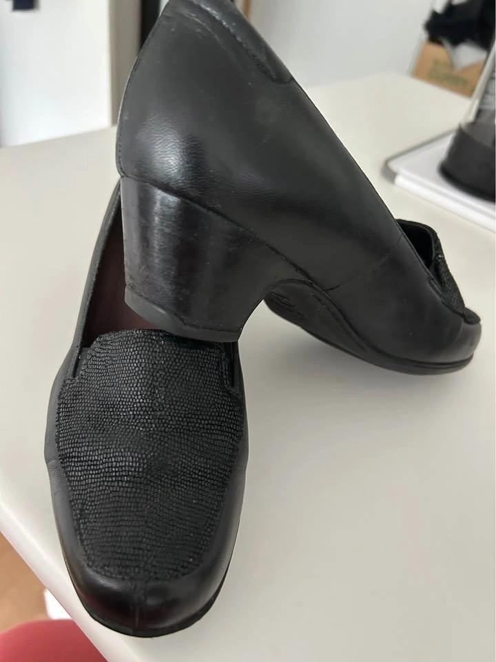 Clarks Black Leather Low Heel Pumps - photo 2