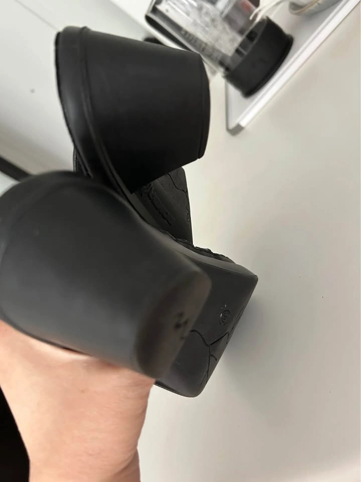 Clarks Black Leather Low Heel Pumps - photo 3