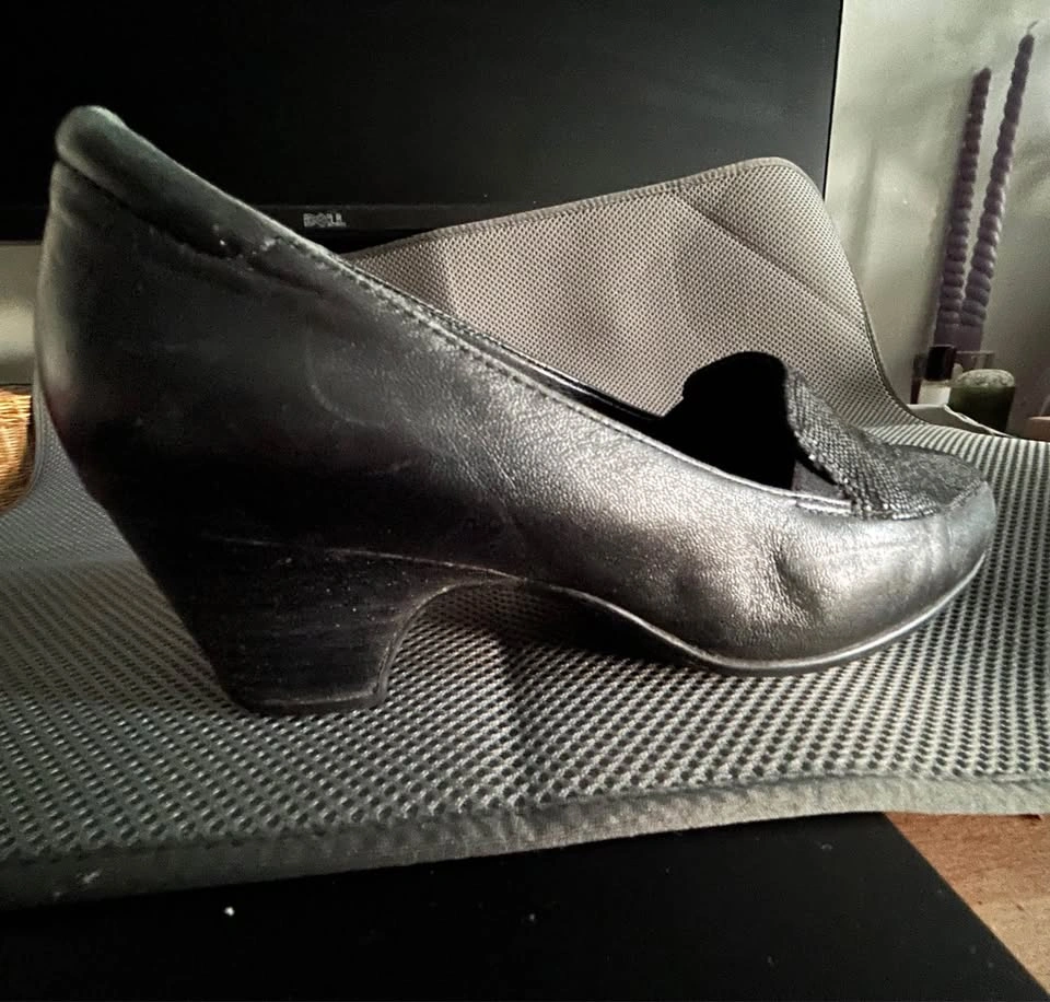 Clarks Black Leather Low Heel Pumps - photo 4