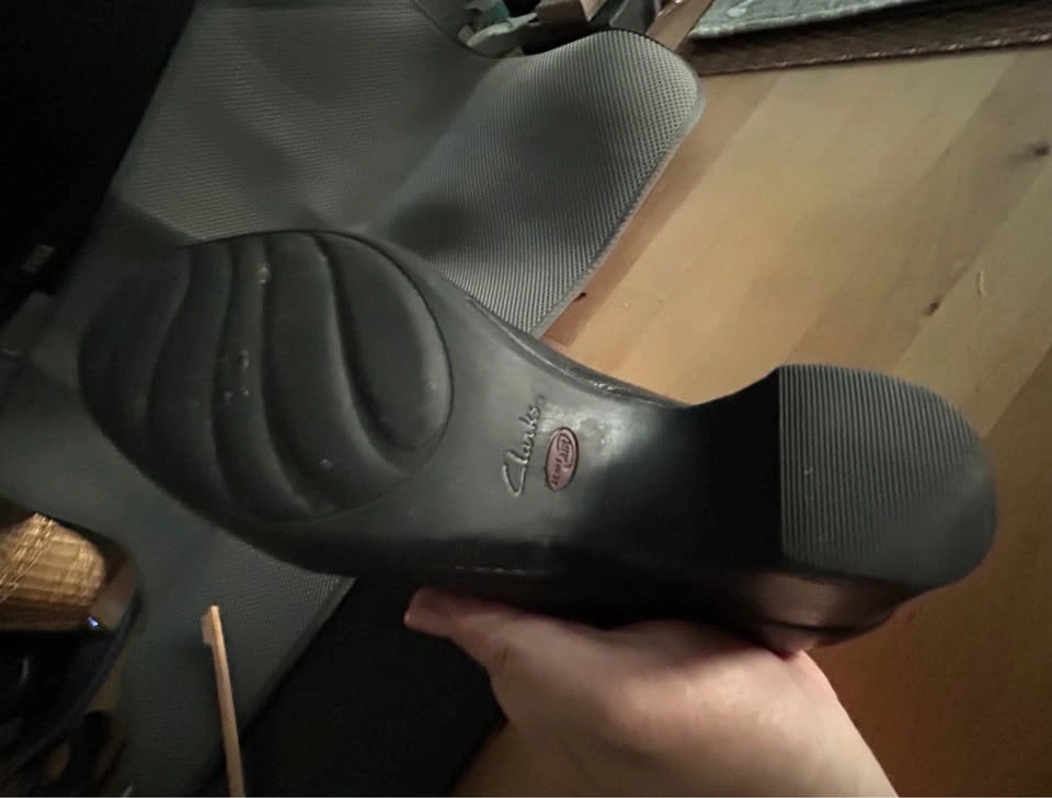 Clarks Black Leather Low Heel Pumps - photo 5