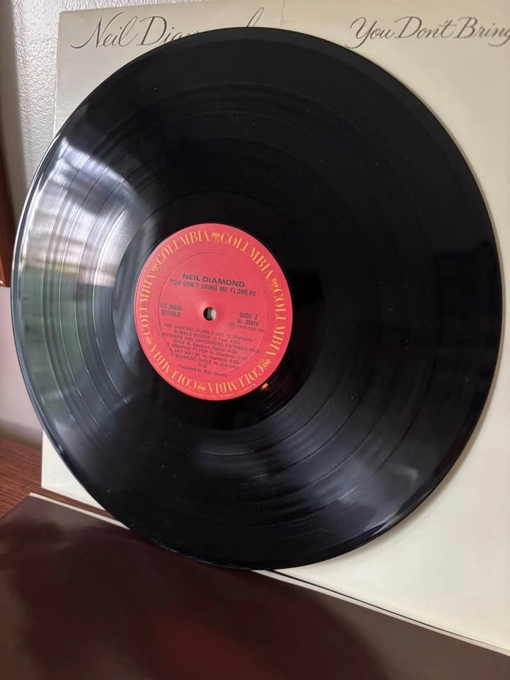 Pristine 1978 Neil Diamond You Don't Bring Me Flowers Vinyl LP - photo 5