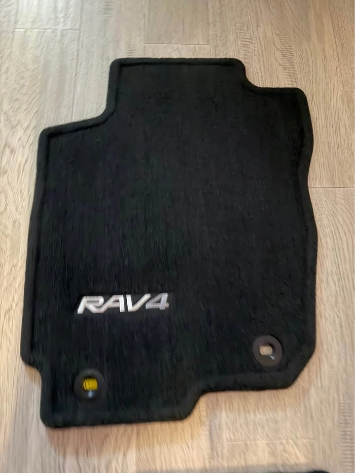 Genuine OEM Toyota RAV4 Carpet Floor Mats – Brand New – 4 Piece - photo 2