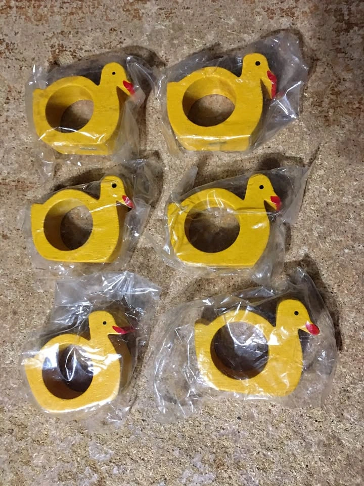 VINTAGE SET OF 6 NAPKIN RING HOLDERS MATCHING WOOD YELLOW DUCKS