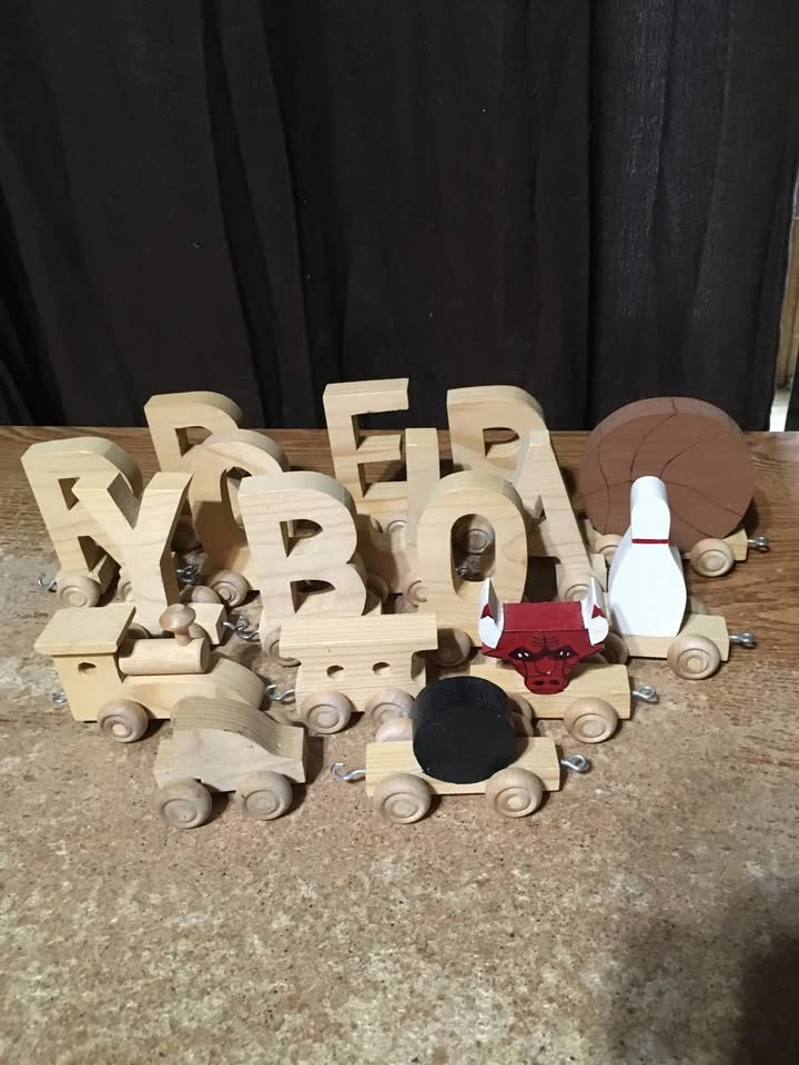 17 Piece Wooden Train Lot: Chicago Bulls, Letters, and Cars - photo 2