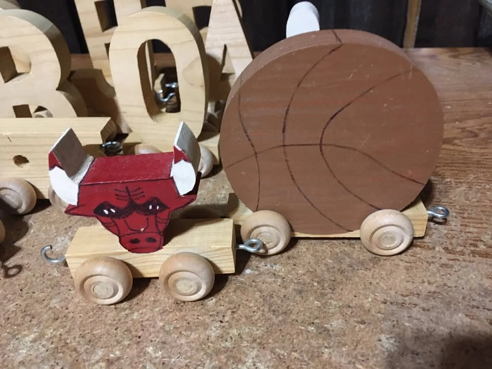 17 Piece Wooden Train Lot: Chicago Bulls, Letters, and Cars - photo 3