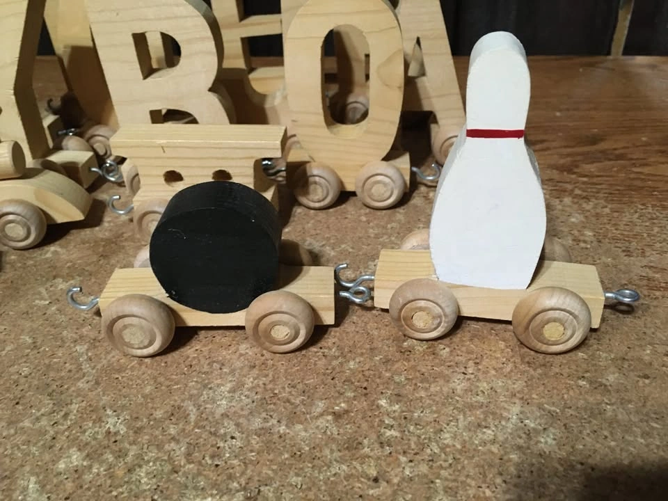 17 Piece Wooden Train Lot: Chicago Bulls, Letters, and Cars - photo 4