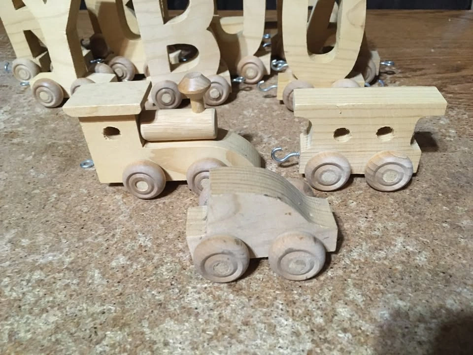 17 Piece Wooden Train Lot: Chicago Bulls, Letters, and Cars - photo 5