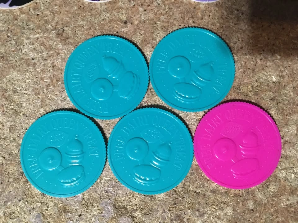 LOT OF 28 DAIRY QUEEN PLASTIC TOKENS DENNIS THE MENACE POG - photo 2