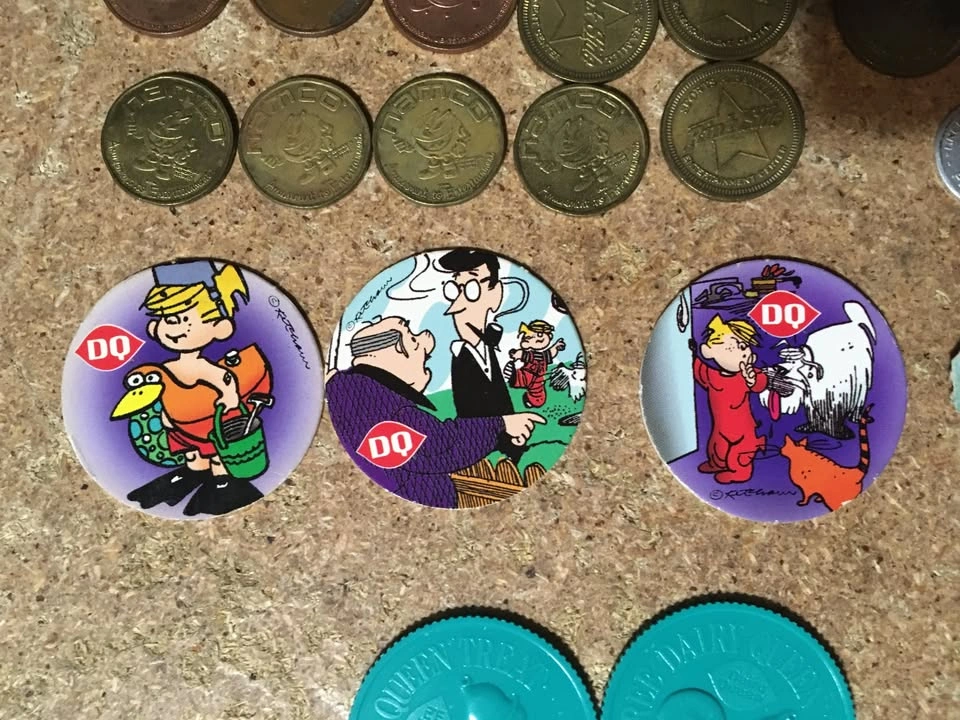 LOT OF 28 DAIRY QUEEN PLASTIC TOKENS DENNIS THE MENACE POG - photo 3