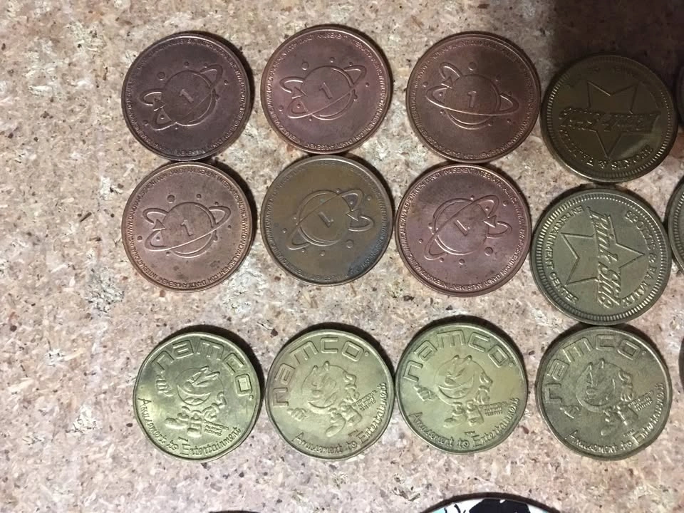 LOT OF 28 DAIRY QUEEN PLASTIC TOKENS DENNIS THE MENACE POG - photo 4