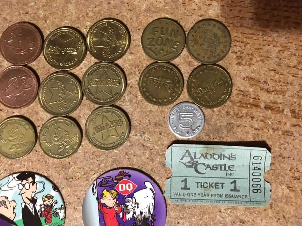 LOT OF 28 DAIRY QUEEN PLASTIC TOKENS DENNIS THE MENACE POG - photo 5