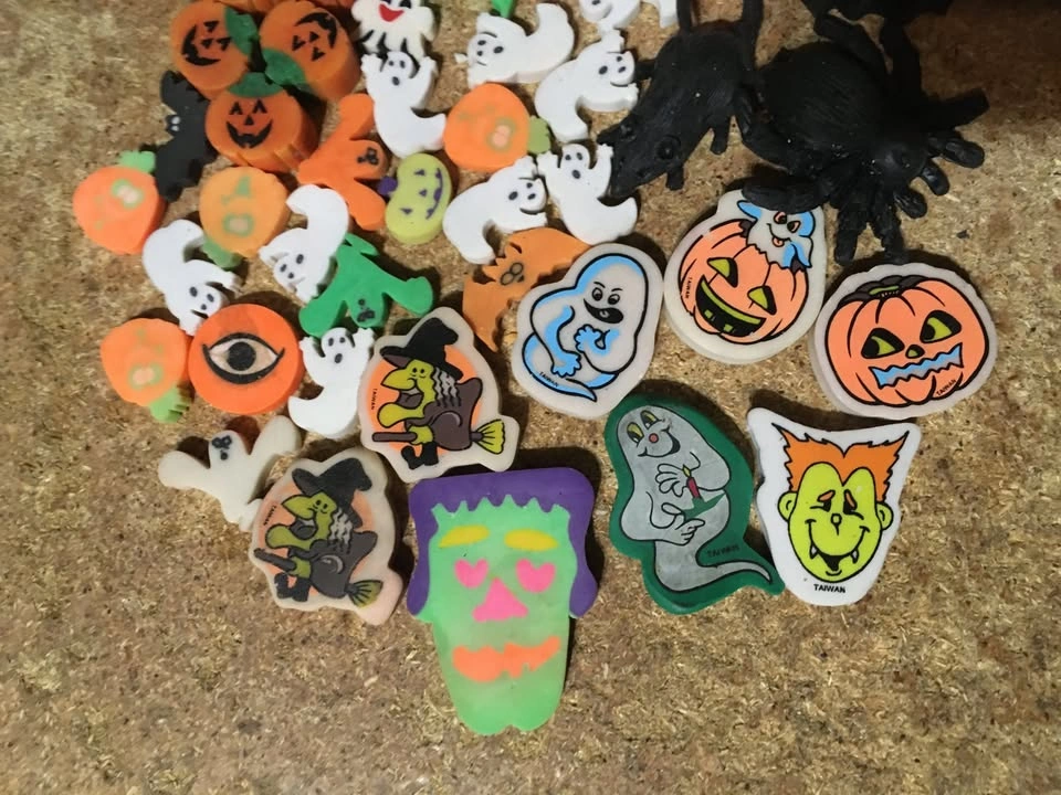 LOT OF 400+ HALLOWEEN ERASERS GHOST WITCH DRACULA EASTER VALENTI - photo 3
