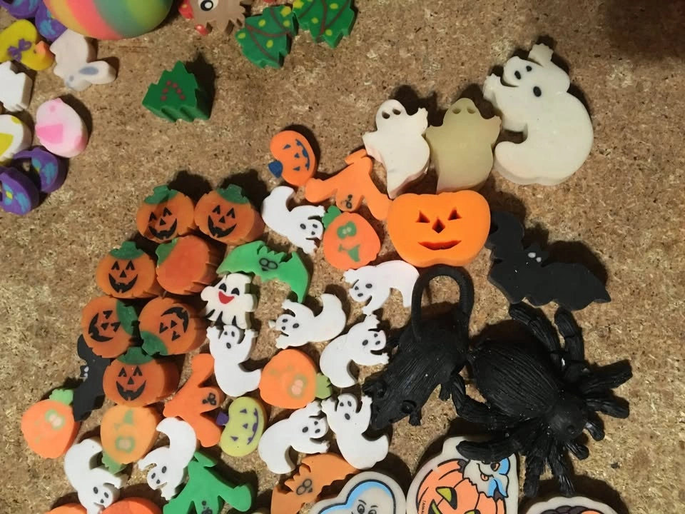 LOT OF 400+ HALLOWEEN ERASERS GHOST WITCH DRACULA EASTER VALENTI - photo 4