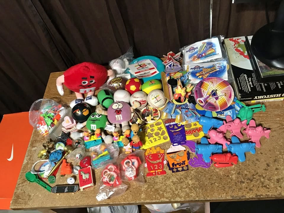 BIG LOT OF VINTAGE MCDONALDS HAPPY MEAL TOYS MICHAEL JORDAN