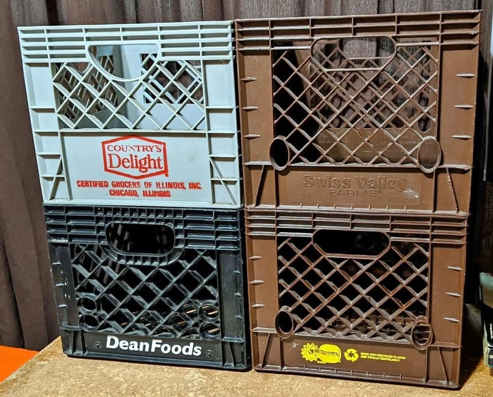 LOT OF 4 VINTAGE MILK CRATES BORDEN DEAN FOODS SWISS VALLEY